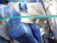FILM DE PLASTIQUE PET CLAIR ET BALLES BLEU CLAIR DÉCHETS/DÉCHETS POUR LE RECYCLAGE.