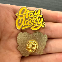En gros, épingles en métal à motifs de dessins animés, épingles à lettres anglaises mignonnes, épingles à citations inspirantes, badges de revers 'Stay Classy', cadeaux souvenirs en stock