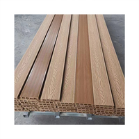 Plancher de terrasse en plastique en bois gaufré 3D à bord plat Panneau composite de terrasse extérieure en teck de 25mm utilisé pour la piscine