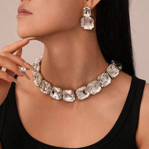 Ensemble de bijoux pour femmes, 2 pièces, boucles d'oreilles carrées et collier, strass, style européen/américain, luxe léger, élégant, haut de gamme - Product Image 3