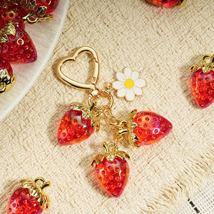 Uionen Dulce y Adorable Colgante Semitransparente de Fresa con Forma de Corazón para Llavero y Bolso - Product Image 2