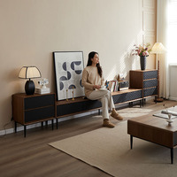 Ensemble meuble TV et table basse minimalistes modernes, pieds hauts, en noyer massif noir, style nordique luxueux, sur pieds.