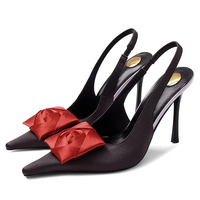 Escarpins à fleurs pour femmes à bout pointu en satin, à talon aiguille, à enfiler, avec bride élastique à la cheville, style sandales à talons
