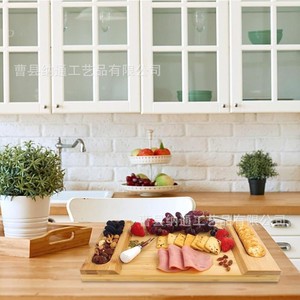 Plateau à fromage en bambou Naton avec rangement pour couteaux, plateau de service pour apéritifs et fruits - Product Image 1