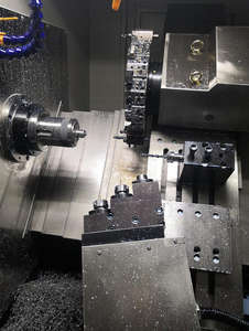 Torno CNC de torreta servoaccionada HS HM 700-8, de servicio medio con bancada inclinada y contrapunto para torneado de alta precisión - Product Image 3