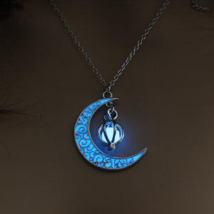 Collar Luminoso Fluorescente con Colgante de Luna, Estrella y Planeta, Brilla en la Oscuridad, Regalo para Halloween - Product Image 3