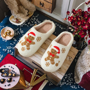 Série Hiver Noël Flocon de Neige Pain d'Épices Peluche Artificielle Chaussons Fermés Doux Antidérapants pour Femmes pour la Vente en Gros - Product Image 2
