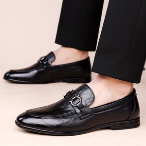 รองเท้าหนังสีน้ำตาลแบบสวมสำหรับผู้ชาย ระบายอากาศได้ดี เหมาะสำหรับใส่ทำงาน ใส่ลำลอง หรือใส่เป็นทางการ - Product Image 4