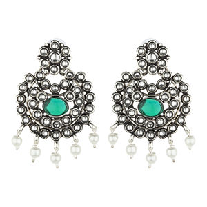 Collier décoratif à surface lisse et brillante avec boucles d'oreilles rondes et Maang Tikka pour les mariages ou les fêtes de filles - Product Image 5