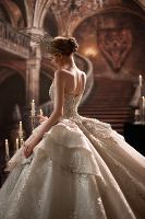 Robe de mariée classique style princesse à col en V avec décoration de perles de cristal et bordure à volants, disponible en grandes tailles