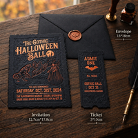 Suite d'invitations gothiques d'Halloween en typographie, avec dorure à chaud et phosphorescence, incluant des billets d'admission