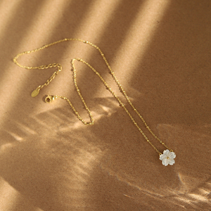 Collier pendentif fleur coquillage délicat plaqué or 18 carats, style vintage, en acier inoxydable, 18 pouces, pour anniversaires - Collection Été 2024 - Product Image 5