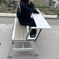 Ensemble de table et de chaises d'extérieur en aluminium léger, plastique et bois, avec design pliable, pour usage hôtelier