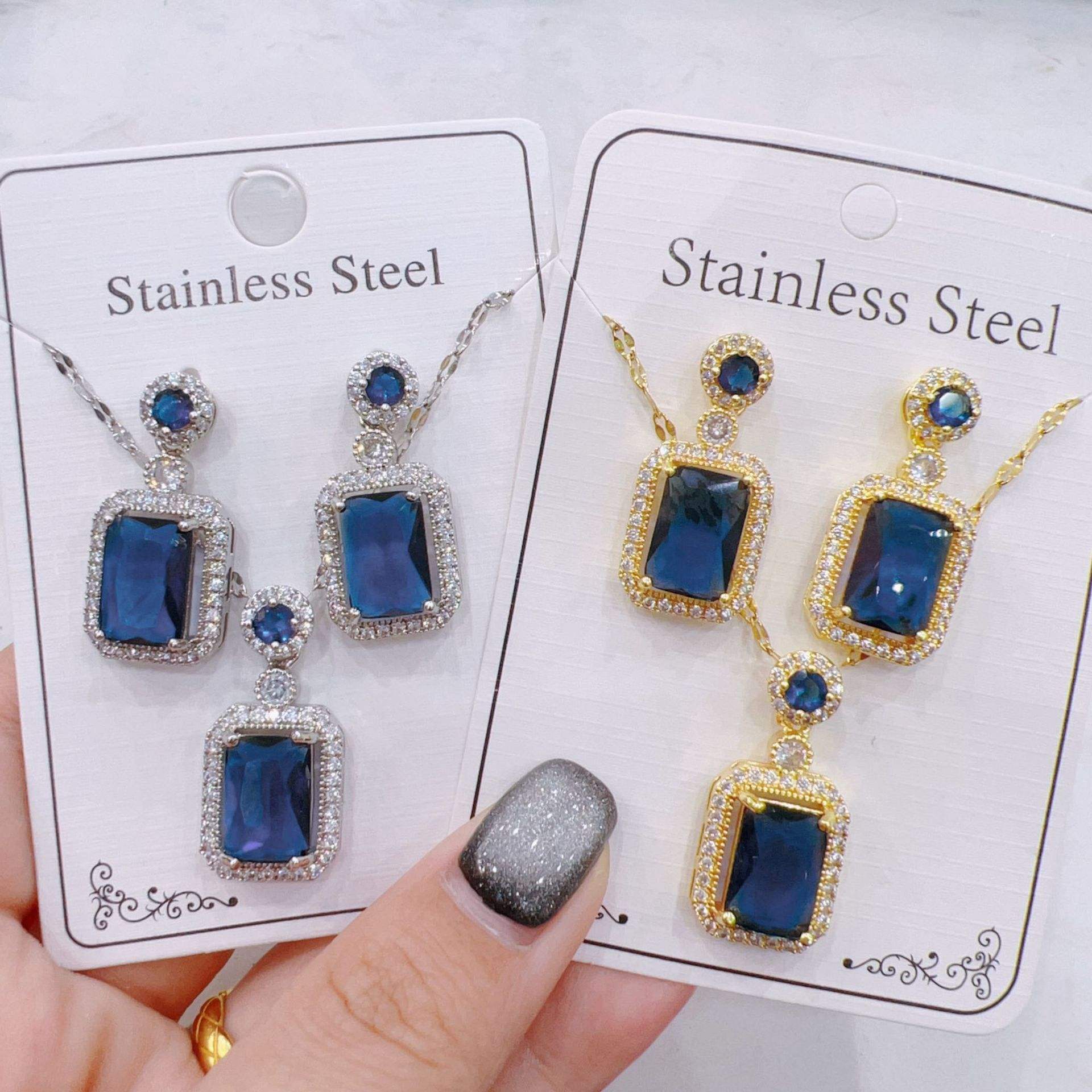 สีน้ำเงินและเหล็ก