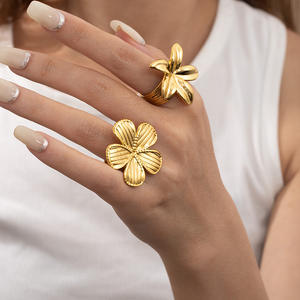 Bagues ouvertes G Chunky à sertissage floral, plaquées or 18 carats, tendance, de luxe, pour mariage, pour femmes, vente en gros - Product Image 2