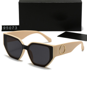 Nuovi <span class=keywords><strong>Occhiali</strong></span> <span class=keywords><strong>da</strong></span> <span class=keywords><strong>Sole</strong></span> Polarizzati <span class=keywords><strong>da</strong></span> <span class=keywords><strong>Donna</strong></span> alla Moda, Protezione UV380, Montatura Larga con Decorazione ad Anello e Contrasto di Colore 95073 - Product Image 5