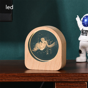 Marcos de fotos de cristal 3D personalizados al por mayor baratos con luces dentro de la lámpara de mesa de madera para la decoración del hogar - Product Image 4