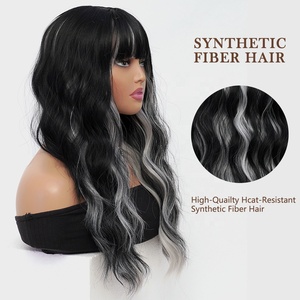 <span class=keywords><strong>Peluca</strong></span> Sintética de Fibra Resistente al Calor <span class=keywords><strong>con</strong></span> Textura Ondulada y Reflejos Negros sobre <span class=keywords><strong>Gris</strong></span>, <span class=keywords><strong>con</strong></span> Flequillo Recto, Ideal para <span class=keywords><strong>Disfraces</strong></span> de Fiesta para Mujeres - Product Image 5