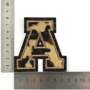 Nuovo arrivo A-Z asciugamano alfabeto inglese personalizzato ricamato oro Glitter bordo ferro sulle toppe di ciniglia leopardo - Product Image 2