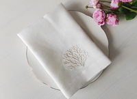 Serviettes carrées en lin brodées de corail, personnalisables et faites à la main avec ourlet festonné - Concept Table d'été Océanique