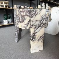 Table basse ronde en marbre blanc sur mesure, base en dalle de pierre veinée grise, mobilier de salon moderne et luxueux