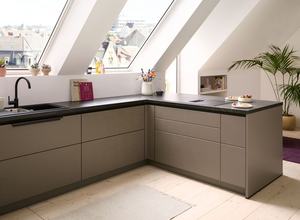 Système de cuisine moderne de type loft, armoires en forme de L, buanderie et rangement dissimulés, unités de rangement murales avec portes en verre - Product Image 2