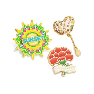 Broche décorative personnalisée, motif tournesol, œillet, cœur, épinglette florale en relief sur mesure avec chaîne, idéale pour un cadeau - Product Image 1