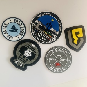 Venta al por mayor de parches de goma con logotipo personalizado, parches de PVC 3D, etiquetas, parches para planchar en sombreros, sombreros para prendas de vestir - Product Image 1