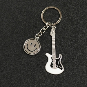 Porte-clés Guitare Électrique Noir et Blanc en Gros, Breloque Cœur Pixel Smiley pour Amateurs de Musique - Product Image 3