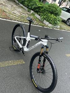 Bicicleta de Montaña Personalizada de Fibra de Carbono con Suspensión Completa, Cambio Electrónico de 12 Velocidades, Frenos de Disco, Llantas Tubeless de 29 Pulgadas para Carreras - Product Image 3
