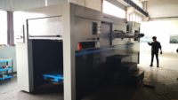 Machine de découpe et de marquage à chaud automatisée informatisée haute productivité avec fonction de déroulage de platine et moteur central 180 m/min