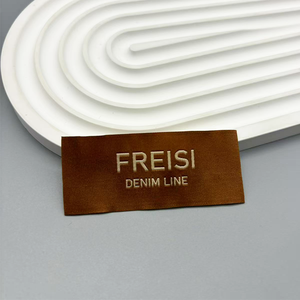 Etiquetas de Ropa Bordadas de Lujo con un Logotipo Personalizado en Dorado Brillante, Ecológicas y de Alta Calidad para Camisas y Jeans - Product Image 5