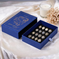 Boîte d'emballage de bijoux en papier bleu avec logo doré personnalisé, insert en velours pour petites boucles d'oreilles, bagues, épingles en émail, rangement de cadeaux