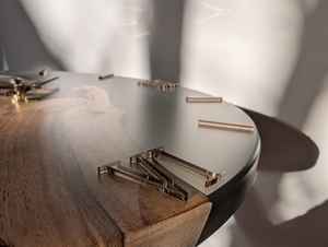 Reloj de Pared de Resina Contemporáneo con Marco de Madera, Elegante, Duradero y Funcional, Perfecto para la Sala de Estar - Product Image 5