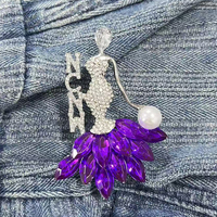 Broche en strass violet et blanc pour fille dansante, sororité NCNW, « Classy Lady »