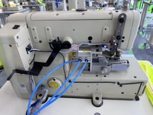 Machine à coudre industrielle à entraînement direct ST-562-02BB/DTK avec coupe-fil automatique et équipement de découpe de tissu - Product Image 3