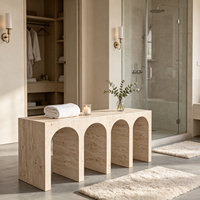 Banc d'entrée arqué en marbre travertin beige, style minimaliste moderne, idéal pour les halls de villas de luxe et les couloirs chaleureux.