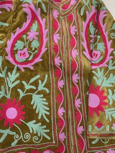 Manteau Bohème en Velours Brodé Main Style Suzani Floral, Veste Chaude Ouzbek, Vêtement d'Extérieur pour Festival Folklorique, Cadeau pour Elle, Inde - Product Image 2