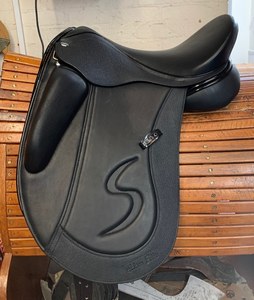 Silla de Doma de Cuero Duradera Más Vendida con Asiento Profundo Antideslizante, Paneles Acolchados Suaves y Árbol Ajustable para Montar a Caballo - Product Image 1