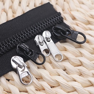 En stock et expédition rapide <span class=keywords><strong>YKK</strong></span> # 10 curseurs non verrouillables dédiés aux rouleaux de fermetures <span class=keywords><strong>éclair</strong></span> en nylon <span class=keywords><strong>YKK</strong></span>, disponibles en noir et argent. - Product Image 1