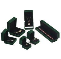 Boîte à bijoux en velours vert émeraude de luxe avec logo personnalisé pour la fabrication d'emballages de bagues, de boucles d'oreilles et de colliers