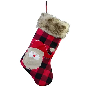 Bolsa de Regalo Navideña de Felpa con Bordado, Diseño a Cuadros Rojos, Estilo Retro, para Colgar en el Árbol de Navidad - Product Image 3