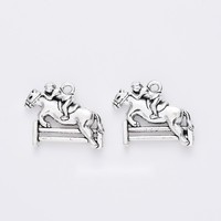 Breloque Cheval de Saut d'Obstacles en Alliage de Zinc Argent Vieilli, Motif Équestre pour Rosettes de Récompense Équestres