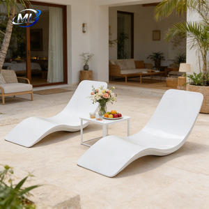 Chaise longue en fibre de verre durable pour l'extérieur, idéale pour les centres de villégiature, la plage, le bord de la piscine, le salon de la villa, au design moderne et de style marin. - Product Image 4