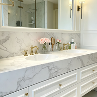 Meubles-lavabos de salle de bain classiques en bois blanc avec miroir encadré et lavabo intégré pour projets hôteliers, fabrication OEM ODM sur mesure