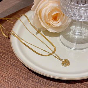 Collar Deportivo de Cobre con Cadena y Colgante de Corazón de Circonita Exquisito para Mujer Europea y Americana - Product Image 4