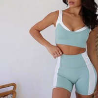 Soutien-gorge de sport color block pour femme, col en V, découpes, bretelles croisées au dos, rembourrage doux, idéal pour la gym et l'entraînement