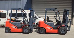 Carrello Elevatore Idraulico da 2 Tonnellate CPQD20 per Logistica, Attrezzatura per Movimentazione Materiali Made in China, Piccolo Carrello Elevatore a Benzina con Motore Importato - Product Image 3