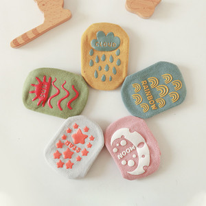 Vente en gros Chaussettes pour bébé à volants doux motif météo de printemps avec bande dessinée Chaussettes pour bébé antidérapantes à mi-tube personnalisées - Product Image 2