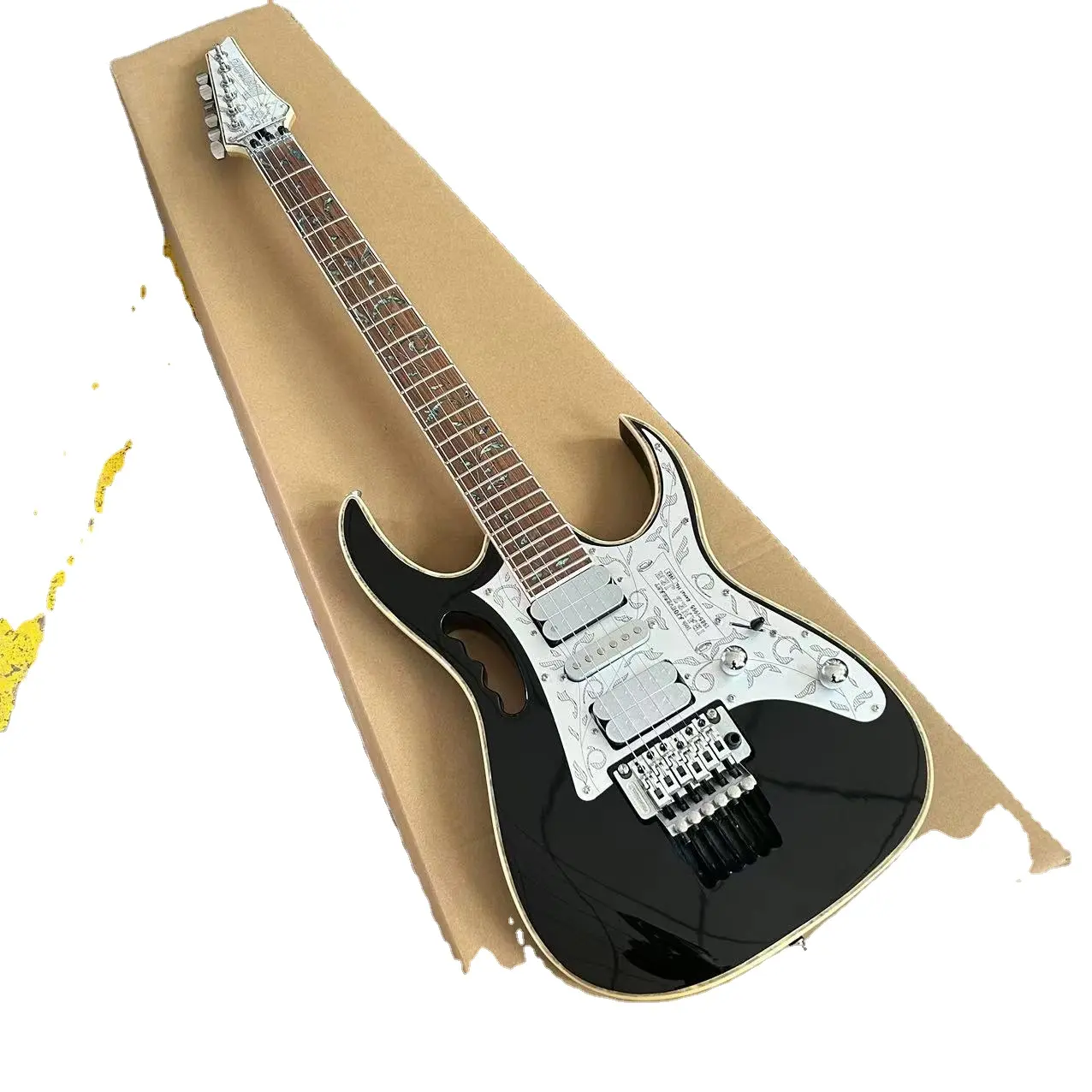 Guitare électrique noire 24 frettes Floyd Rose Tremolo Bridge avec quincaillerie argentée et placage en aluminium